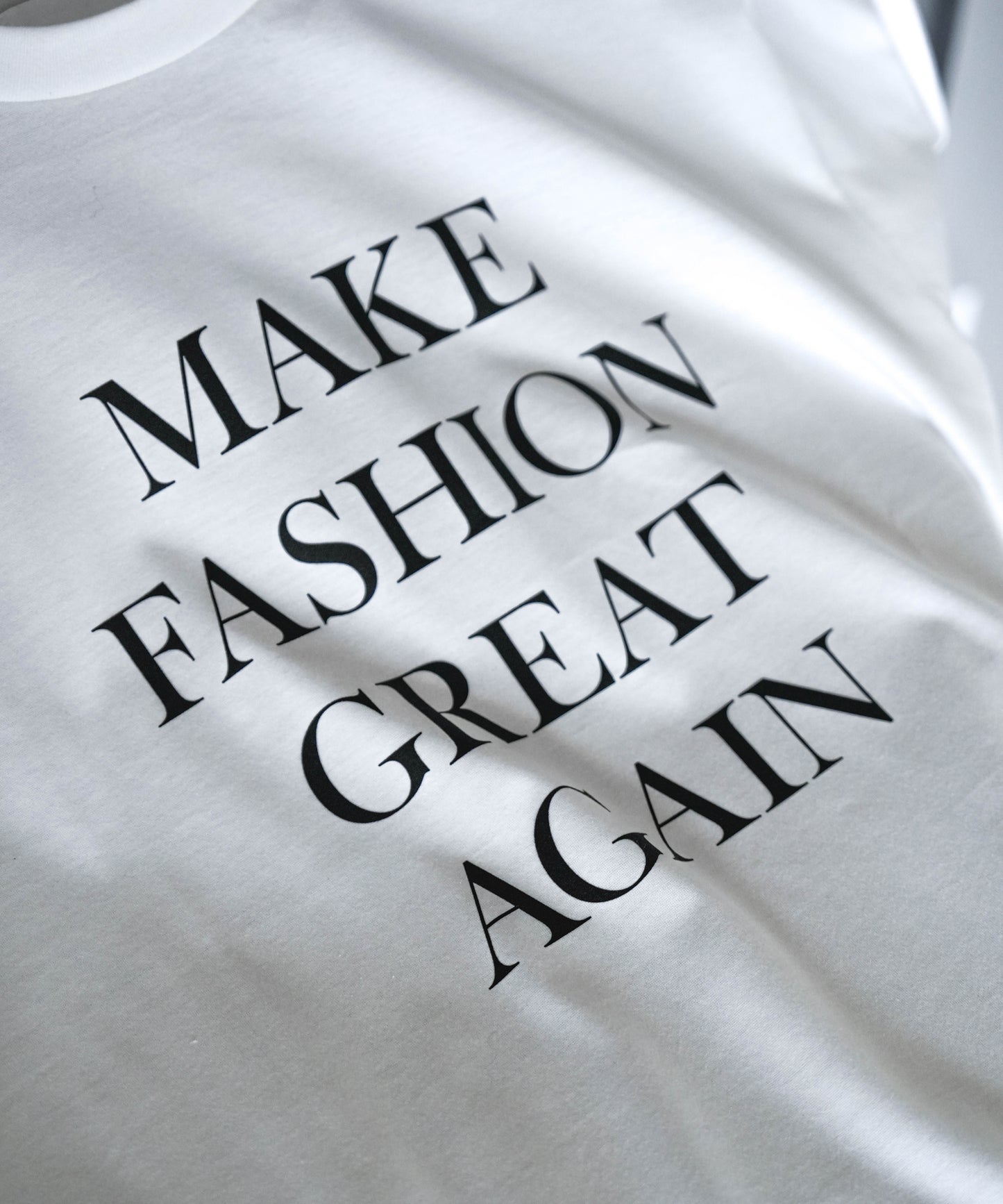 SLOGAN TEE - WHITE x BLACK