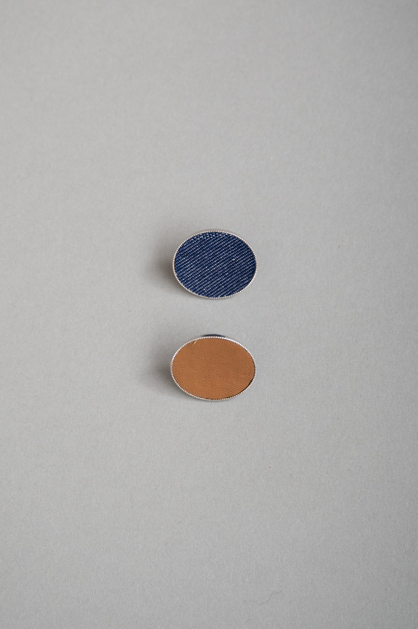 【PRE ORDER】Mark [Pin Badge](Indigo & Camel)