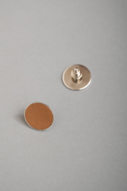 【PRE ORDER】Mark [Pin Badge](Indigo & Camel)