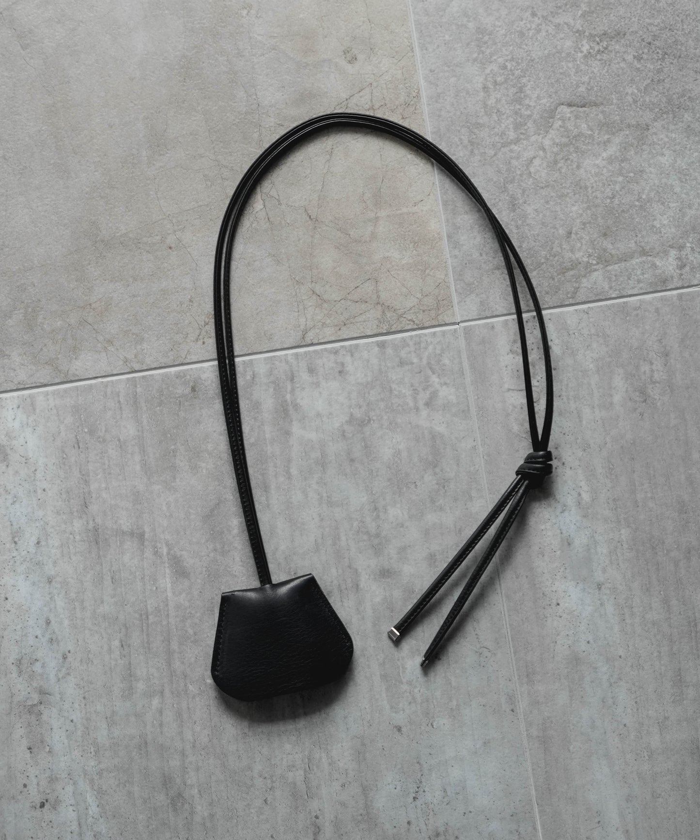 CARABINER LEATHER CODE CROCHET (BLACK)