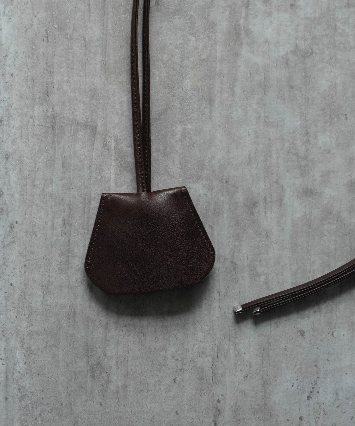 CARABINER LEATHER CODE CROCHET (BROWN)