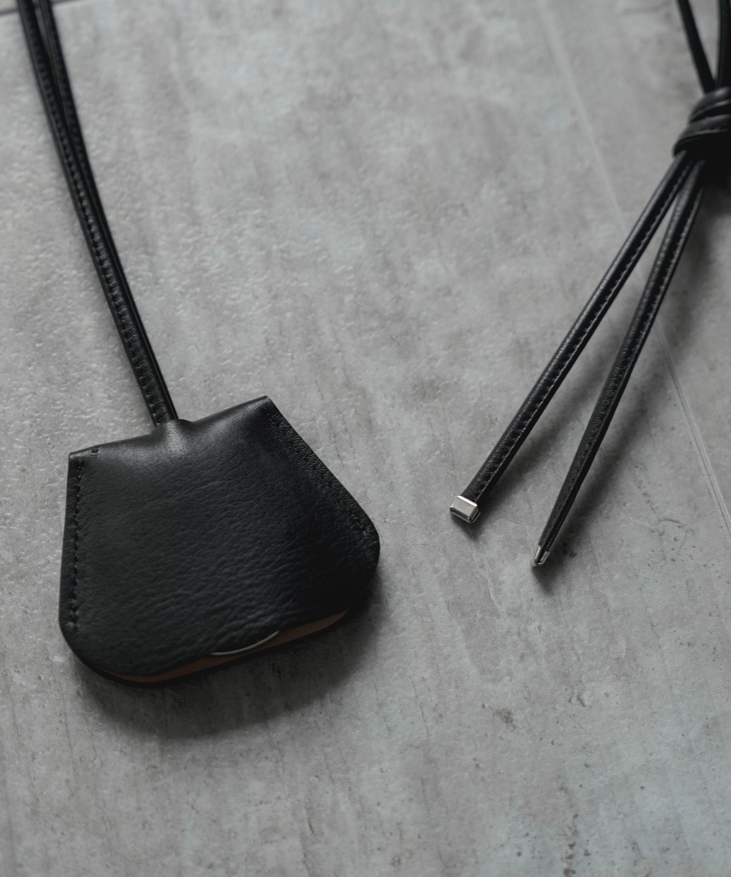 CARABINER LEATHER CODE CROCHET (BLACK)