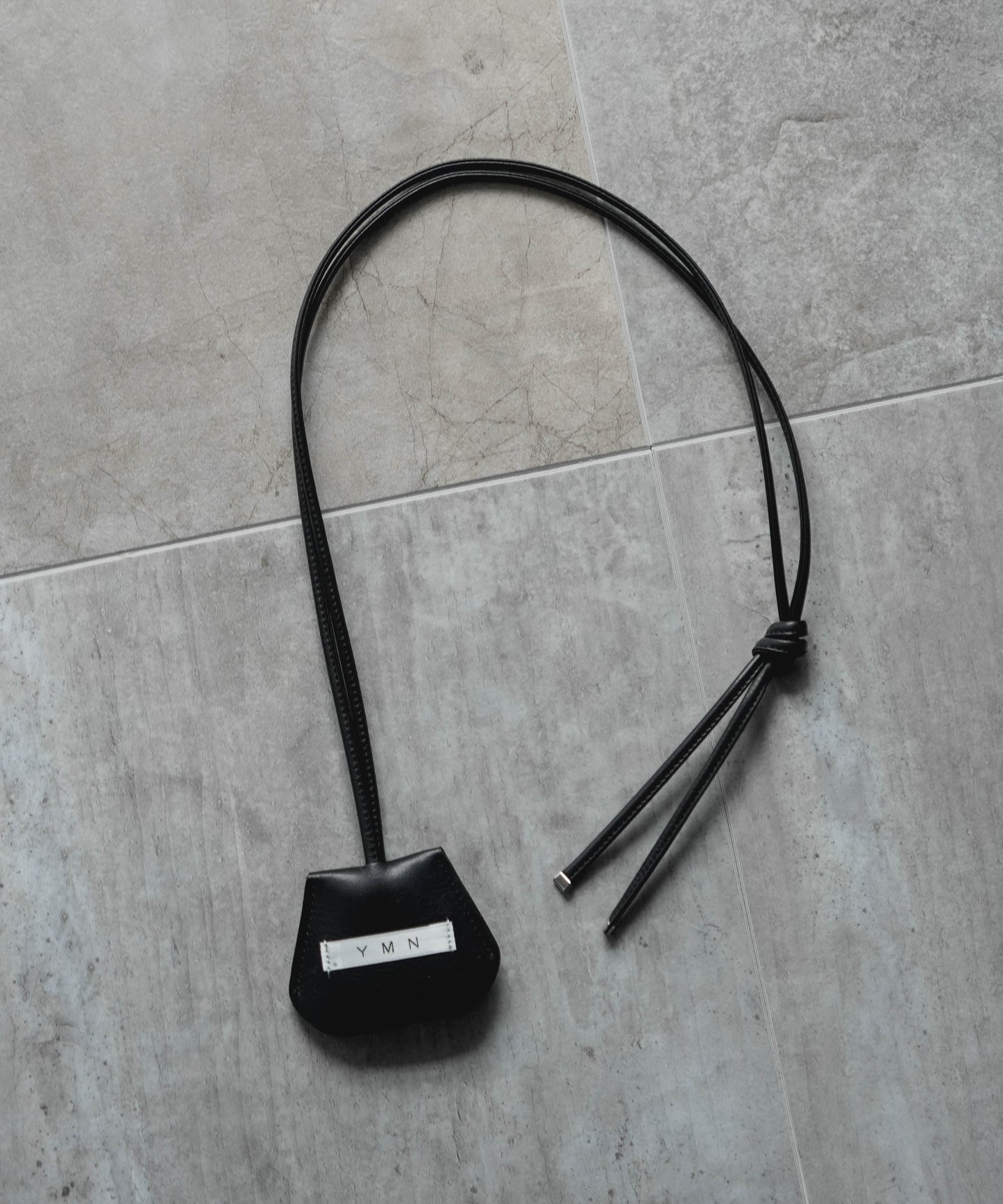 CARABINER LEATHER CODE CROCHET (BLACK)