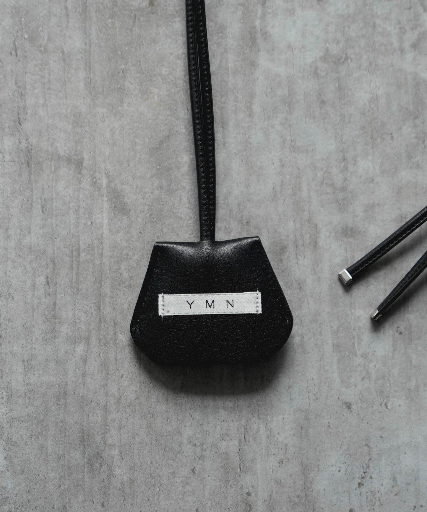 CARABINER LEATHER CODE CROCHET (BLACK)