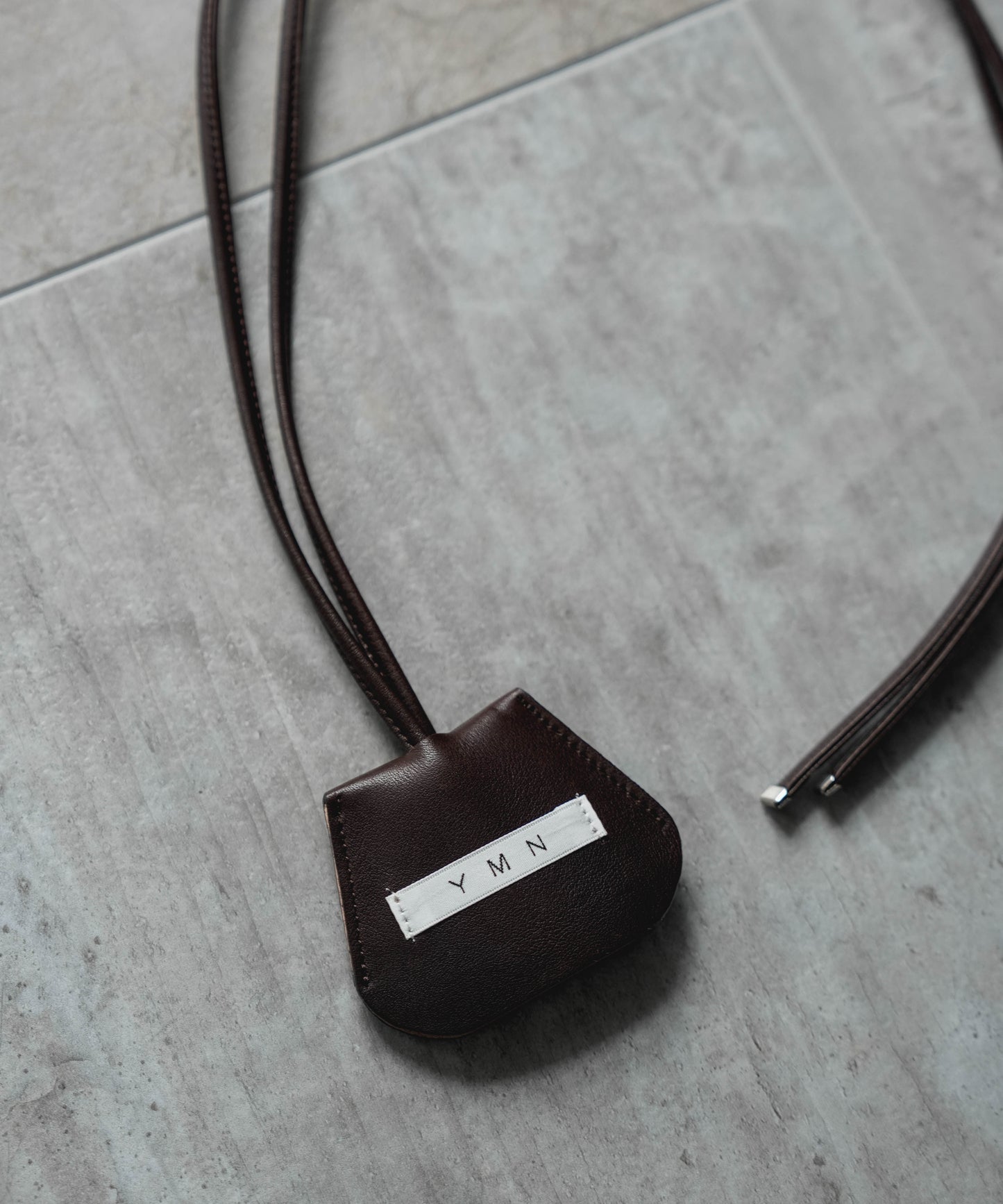 CARABINER LEATHER CODE CROCHET (BROWN)