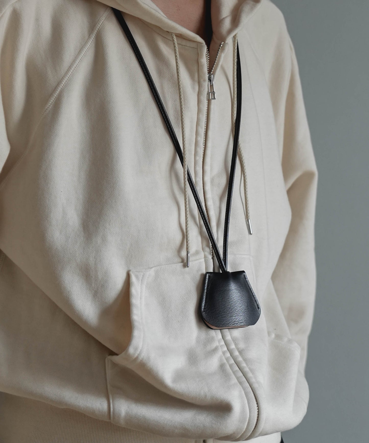 CARABINER LEATHER CODE CROCHET (BLACK)