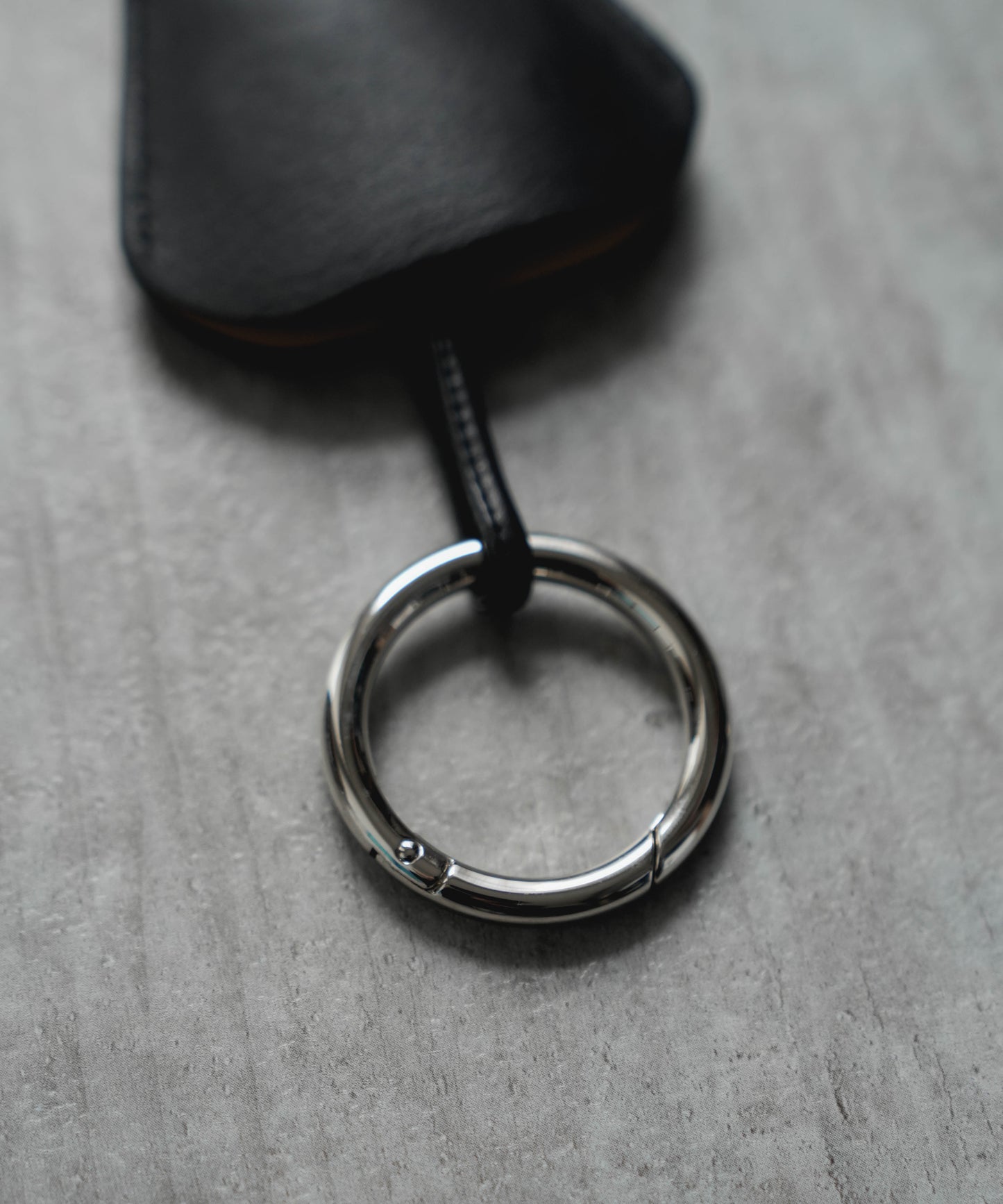 CARABINER LEATHER CODE CROCHET (BLACK)