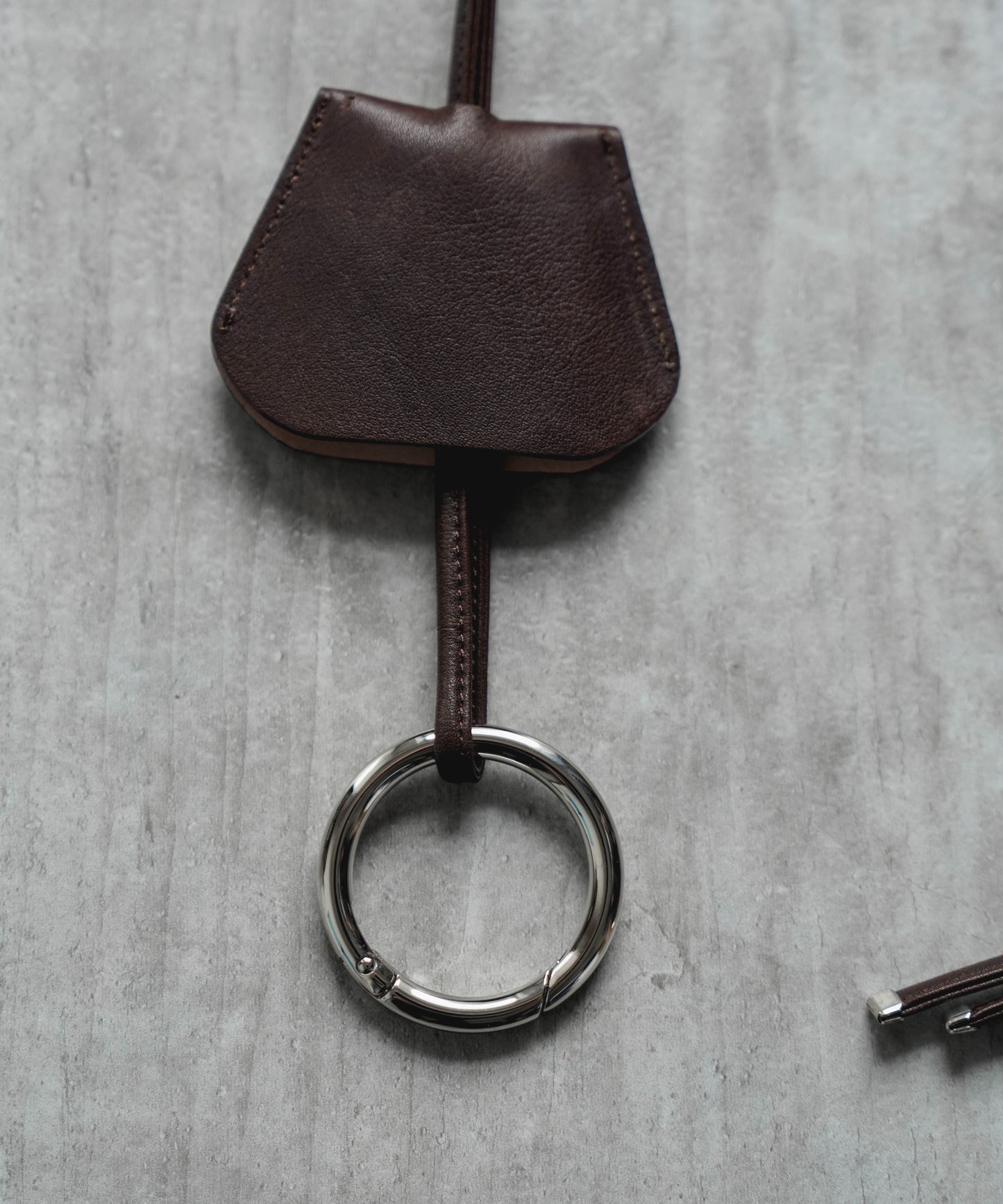 CARABINER LEATHER CODE CROCHET (BROWN)